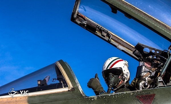 کدام خلبان شهید ارتش جنگنده را با یک بال به زمین نشاند؟