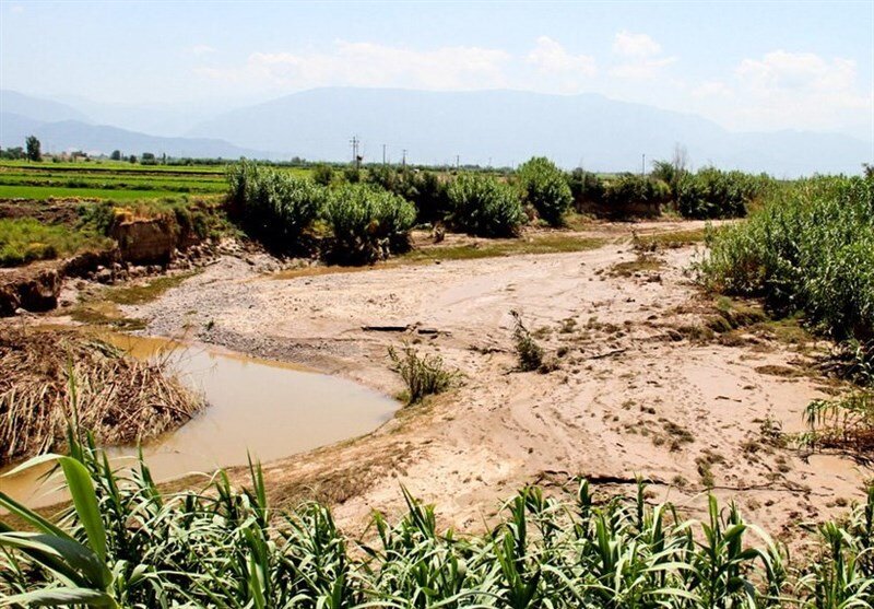 جاری شدن سیلاب در روستای بناف در کازرون