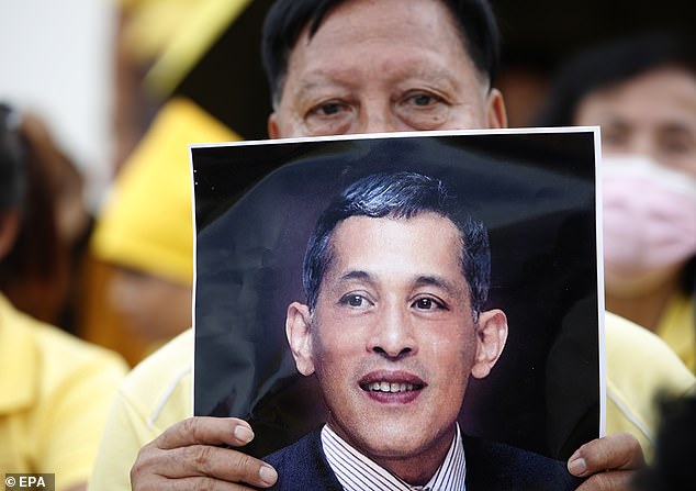 پادشاه تایلند با خطاب قرار دادن معترضان طرفدار دموکراسی در کشور خود گفته است: «ما همه آن ها را دوست داریم» در حالی که این معترضان خواهان کاستن از قدرت پادشاه خبرساز کشورشان هستند.