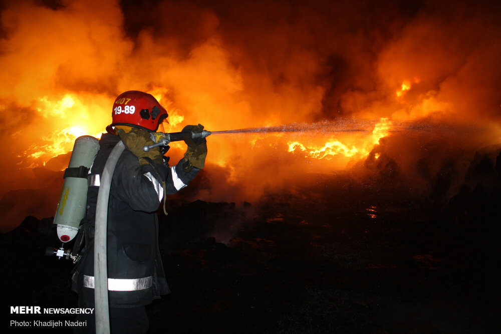 آتش سوزی شدید در یک تعمیرگاه خودرو در تبریز