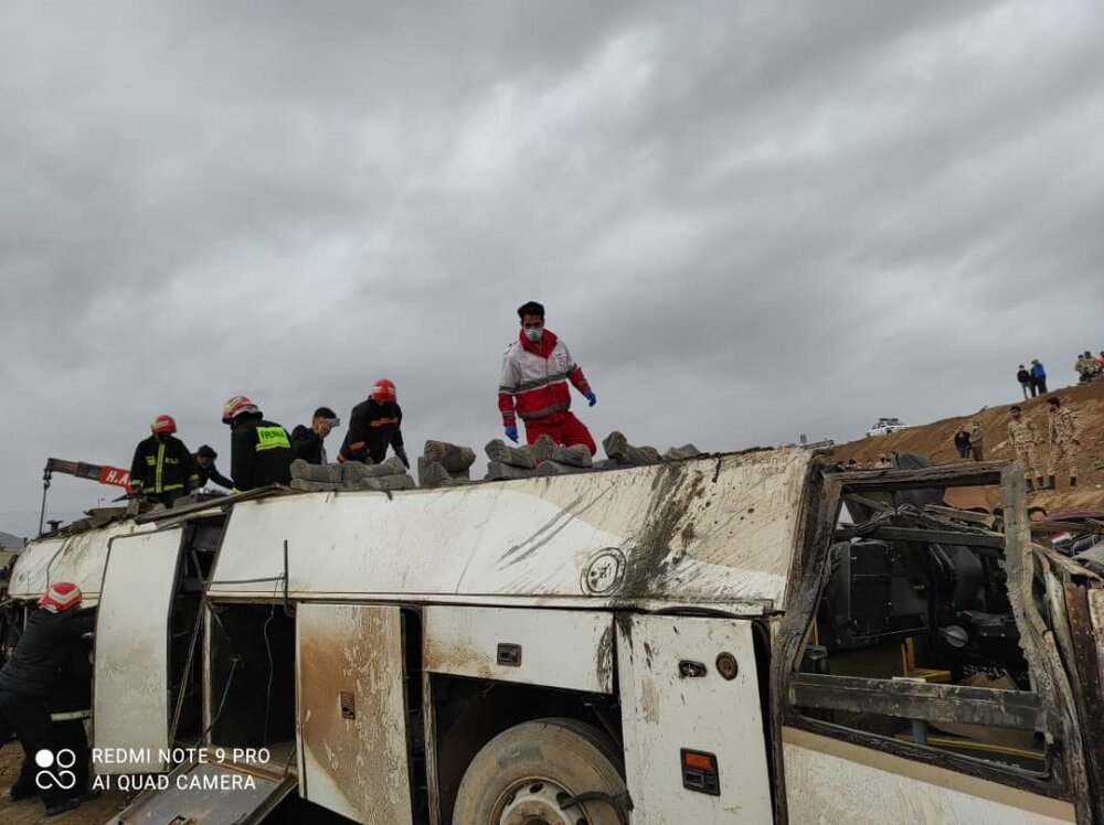 واژگونی اتوبوس در محور فیروز آباد ۱۸ مصدوم برجای گذاشت