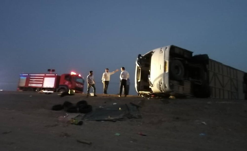 واژگونی مرگبار اتوبوس مسافربری/ یک مسافر کشته و ۱۶ نفر مصدوم شدند
