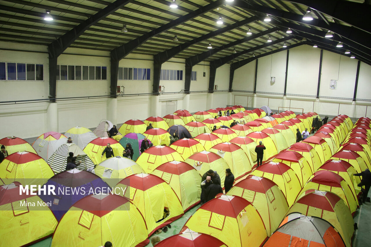 توزیع قریب به ۷ هزار چادر در میان زلزله‌زدگان