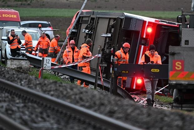 وقوع توفان شدید در سوئیس موجب خروج دو قطار از ریل شد