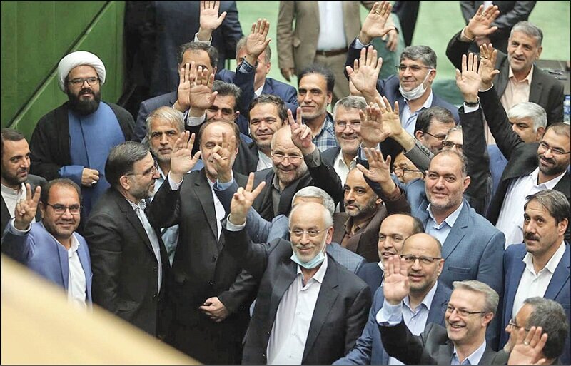 علت حملات مجلس به دولت روحانی از نگاه یک روزنامه: چون هیچ کاری برای مردم نکرده اند، روحانی ستیزی می کنند