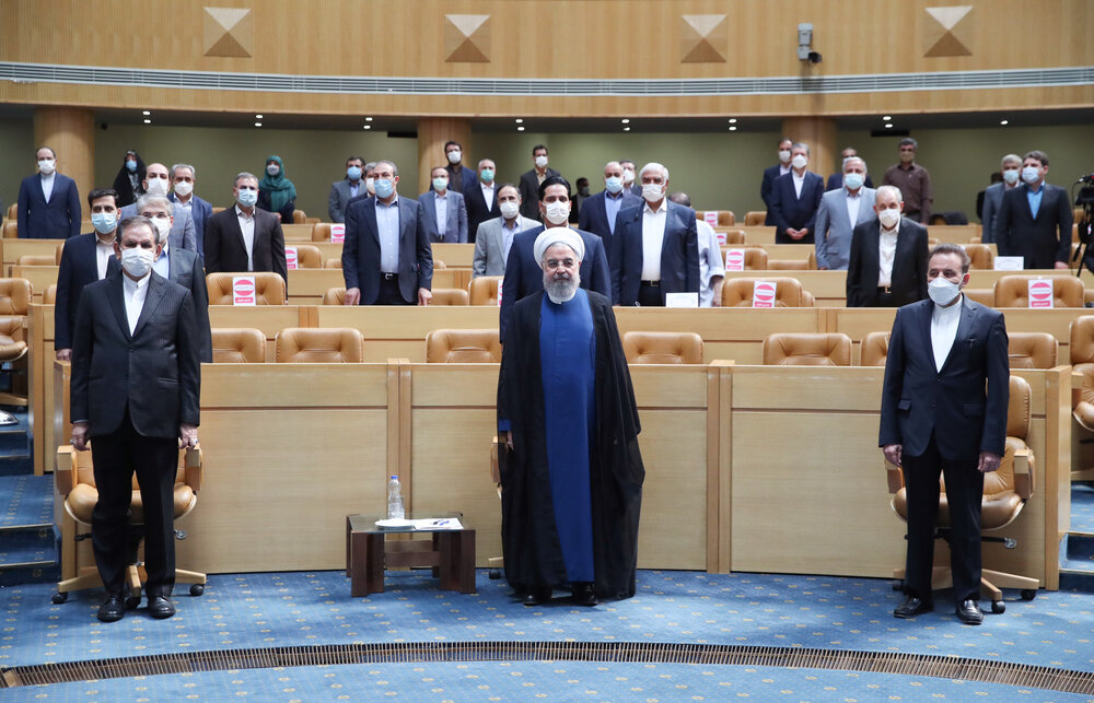 روحانی:فرمانده جنگ اقتصادی بودم اما بدون سرباز / هیچ وزیری را بخاطر رفاقت انتخاب نکردم