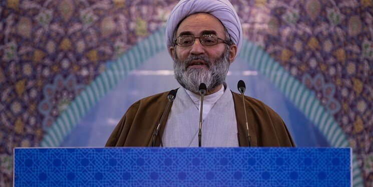 انتقاد تند امام جمعه رشت:گردشگران در گیلان فقط ویرانه برجای می گذارند