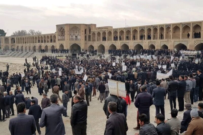 نماینده نجف آباد: برخی افراد، کشاورزان اصفهان را تهدید کردند تا دست به آشوب و اغتشاش بزنند
