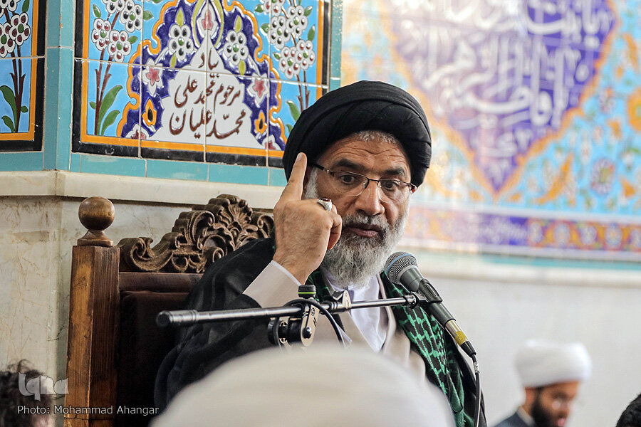 منشا ایجاد مزاحمت‌های خیابانی برای زنان چیست ؟ / امام جمعه اهواز : پوشش خود زنان