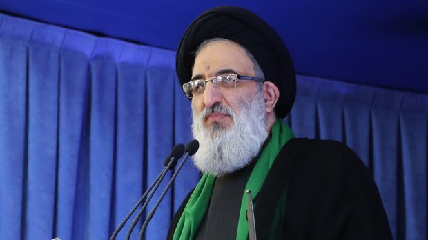 امام جمعه کرج: برخی اسامی در جشنواره فجر ناامیدکننده بود/ اگر وزارت ارشاد تذکر جدی ندهد، طرف به خود اجازه صدور فتوا می‌دهد