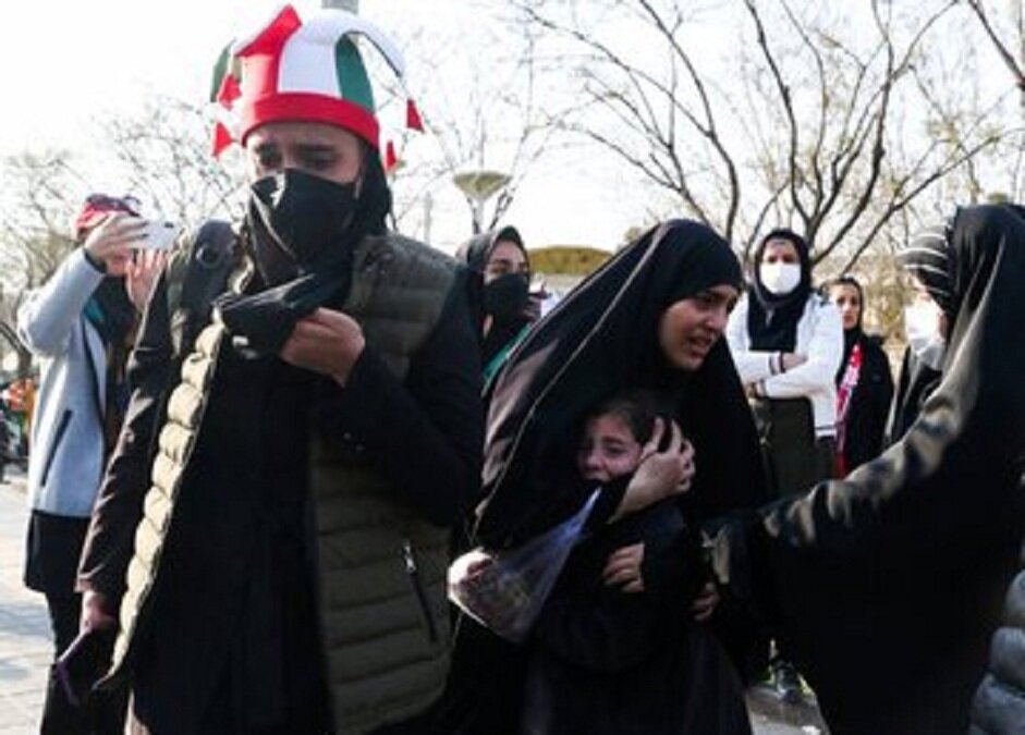 زنان پشت در بسته ورزشگاه مشهد | وزیر کشور : یک مورد گاز فلفل منتشر شده ولی هنوز مشخص نیست چه کسی زده