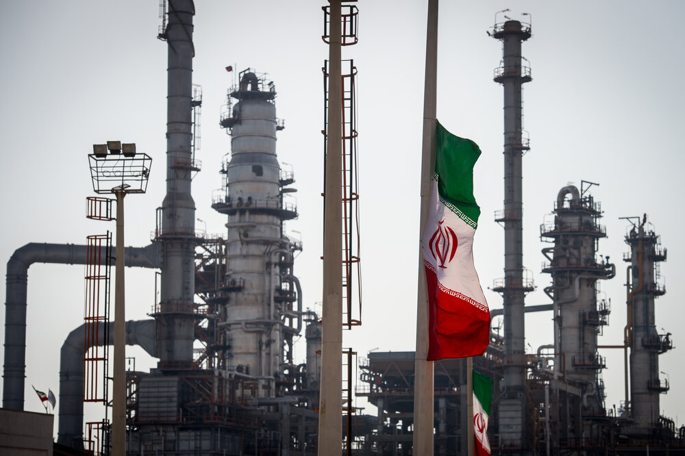 بازگشت زیرپوستی ایران به بازار نفت/ چشم‌انداز اقتصادی جهان تیره‌تر می‌شود