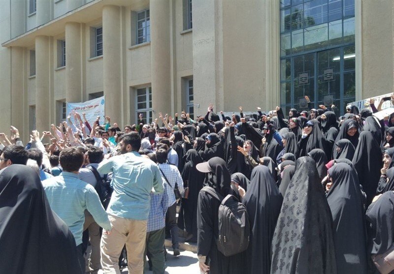  رییس دانشگاه تهران: لباس شخصی و نیروهای امنیتی نباید وارد دانشگاه شوند /  اعضای حراست دانشگاه ، لباس فرم ندارند اما لباس شخصی نیستند