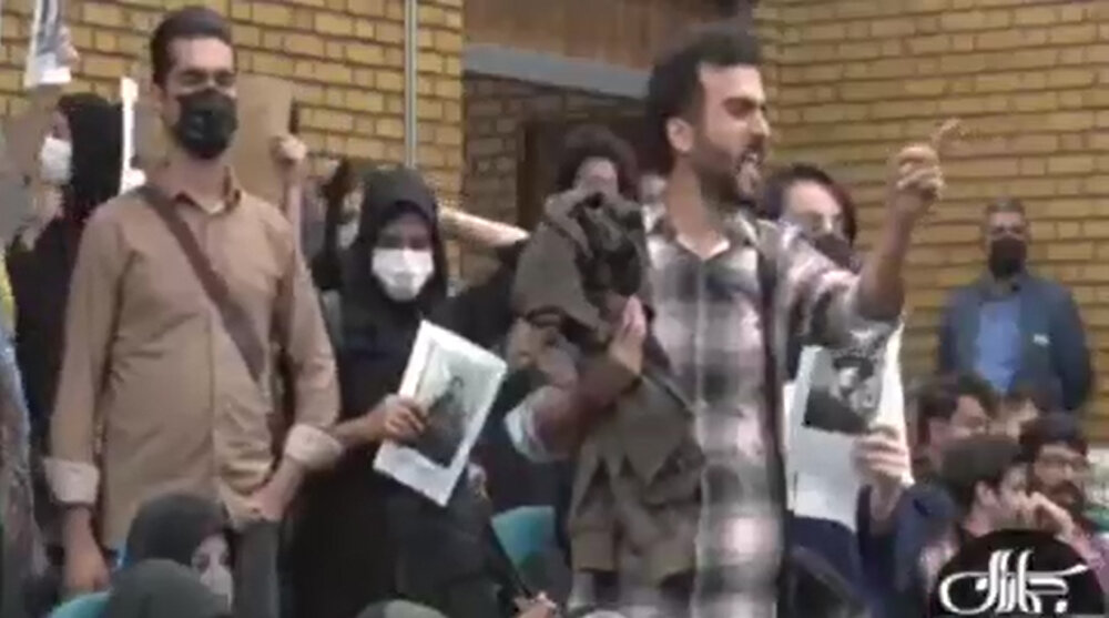 ببینید | اعتراضات تند و تیز دانشجویان در حضور مسئولان دانشگاه تهران؛ دانشجو را زدید بعد می‌گویید تعقل / مادر دانشجو را هل دادند / حراست مجوز نشان نداد