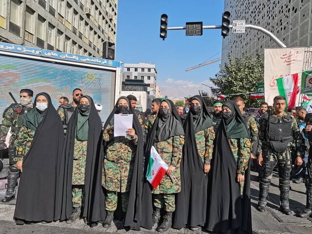 حاشیه‌های راهپیمایی ۱۳ آبان / «یگان ویژه» زنان، متن تحلیلی به فارسی و انگلیسی خواندند / مداح مراسم، سلبریتی ها را به«نمکدان شکستن» متهم کرد + عکس‌ها