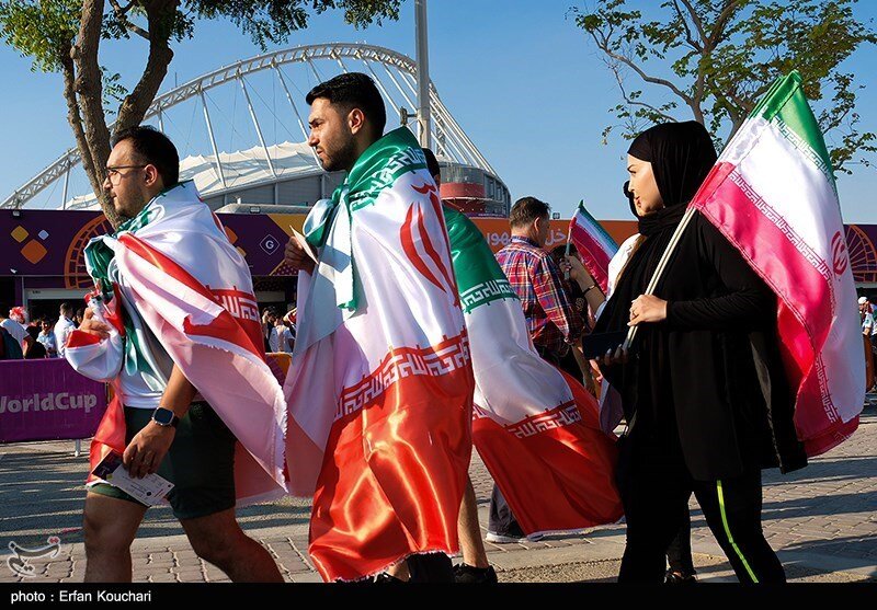 عکس| یک روحانی در مراسم استقبال از تیم ملی با پرچم ایران