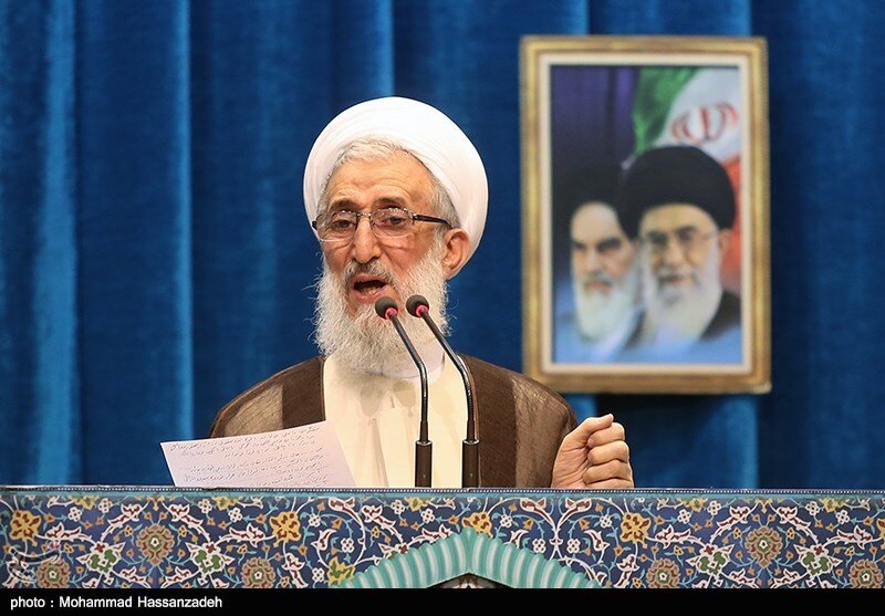 صدیقی، خطیب جمعه تهران: اگر از رهبری در همه موارد اطاعت می‌کردیم، مشکلات اقتصادی فعلی‌ را نداشتیم / او ولی خداست؛ دیدش شخصی نیست، الهام است