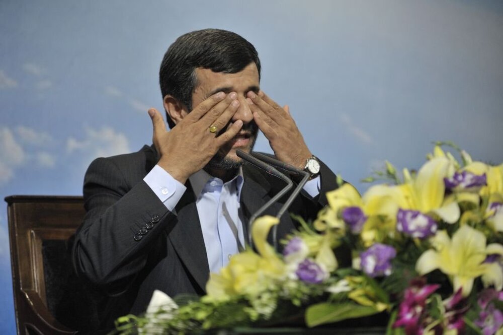 ارزیابی «المانیتور» از «سکوت بسیار جالب» احمدی نژاد در هنگامه انتخابات / او از برانگیختن «خشم مقامات عالی‌رتبه نظام»، می‌ترسد