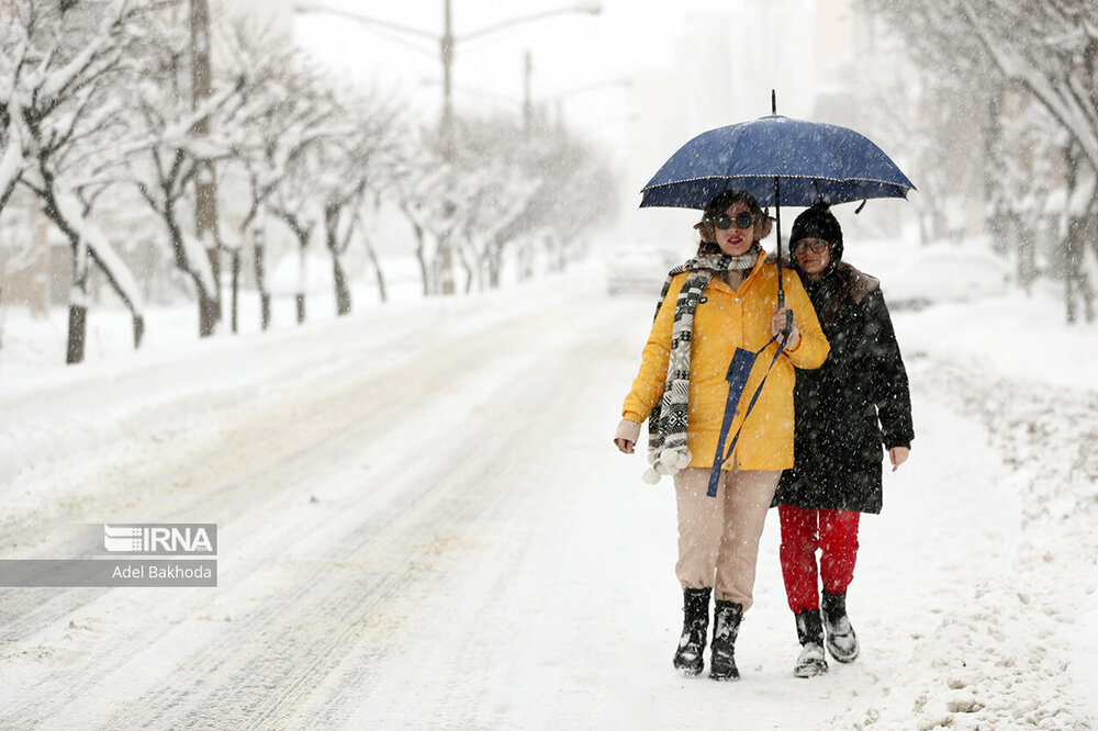 عکس | قدم زدن با چتر زیر بارش برف/ تصاویر جالب از بارش‌های چند روز گذشته