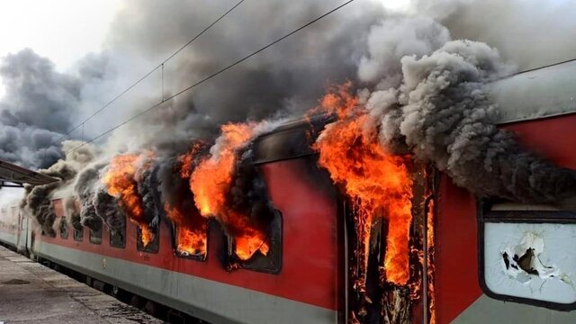 جنون مرد هندی/ مسافرانِ یک قطار در آتش سوختند