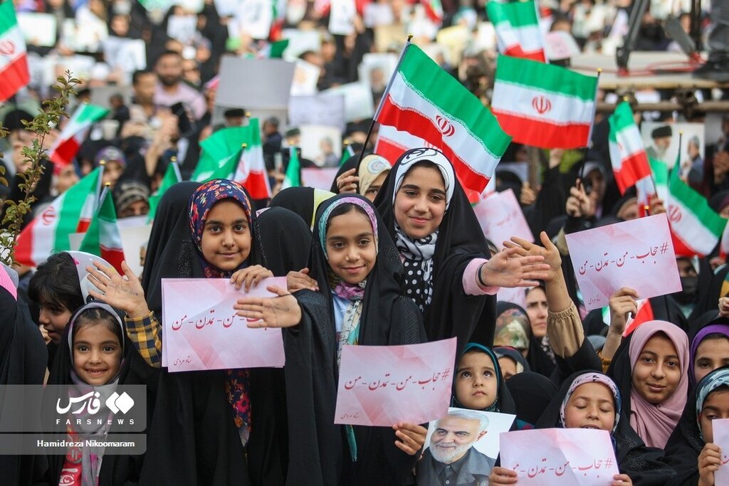 کیهان: زنان و دختران ایرانی به درخواست رسانه های ضدانقلاب پاسخ منفی دادند/ آنها باحجاب و دارای پوشش مناسب اند