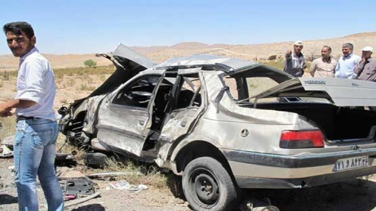 ۵ مجروح بر اثر برخورد پژو روآ و کامیون بنز در محور کرمان-یزد