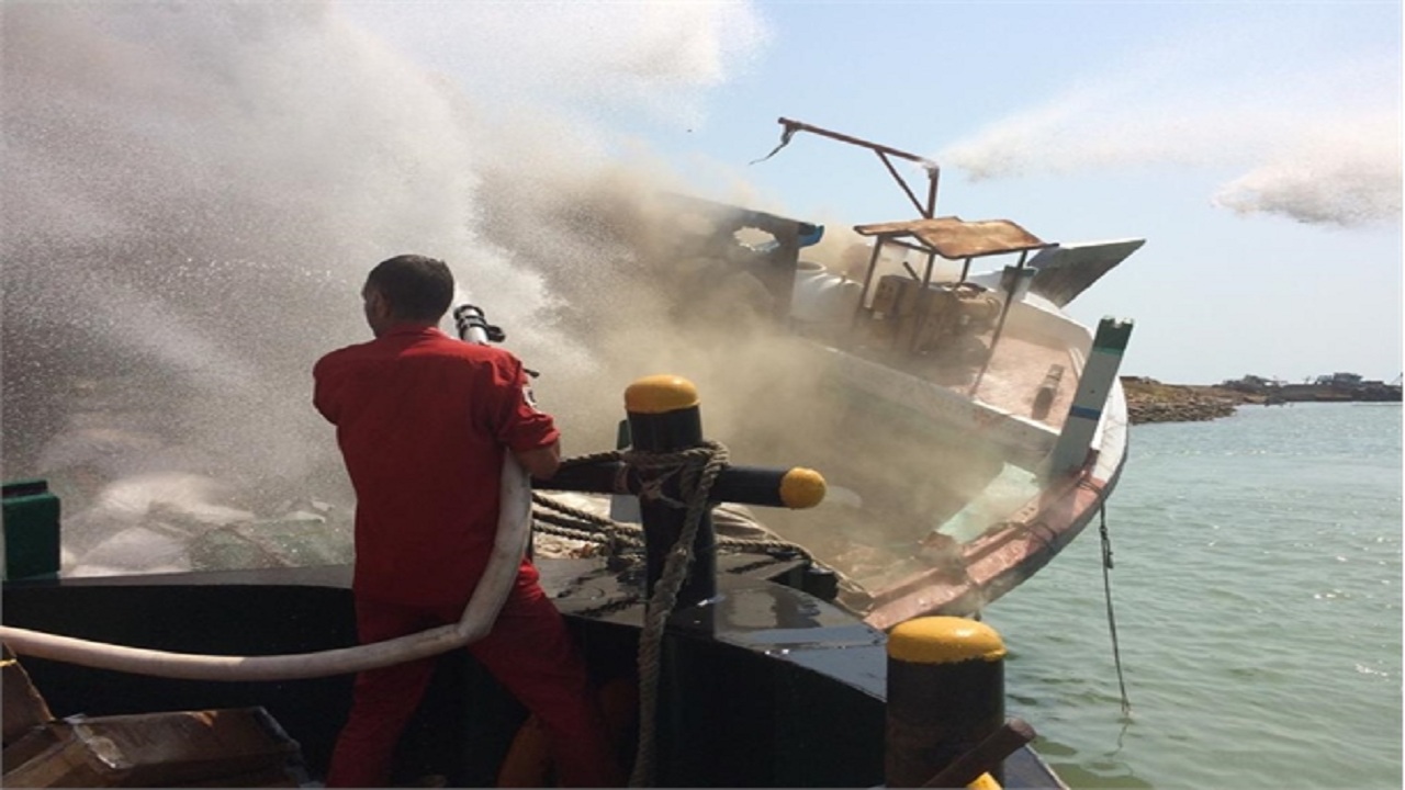 آتش سوزی لنج گناوه‌ای پس از ۱۶ ساعت بدون تلفات جانی مهار شد