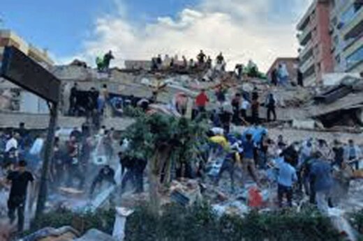 احترام امدادگران به قرآنی که از زیر آوار زلزله در ازمیر بیرون آوردند / ویدئو
