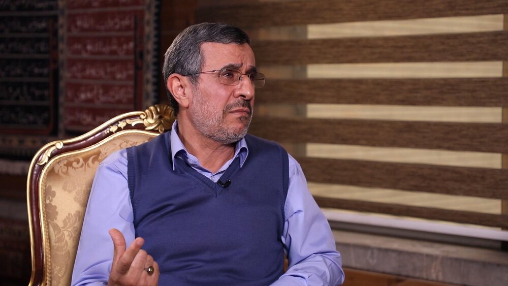 ادعای جدید احمدی نژاد: سایه جنگ را از ایران دور کردم /احساس وظیفه کنم کاندیدا می شوم/۱۰ وزیر من در سال ۸۴ به هاشمی رأی دادند/یک آدم معمولی هستم