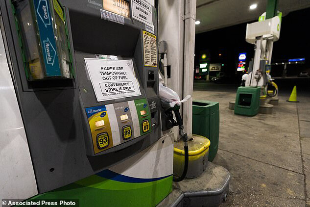 صف‌ مقابل پمپ بنزین‌های آمریکا طولانی‌تر شد+عکس