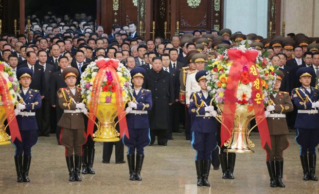 کیم جونگ اون دیکتاتور کره شمالی با دیدار از قبر پدر و پدربزرگش که در واقع تابوت هایی شیشه ای هستند سال نو میلادی را آغاز کرد.