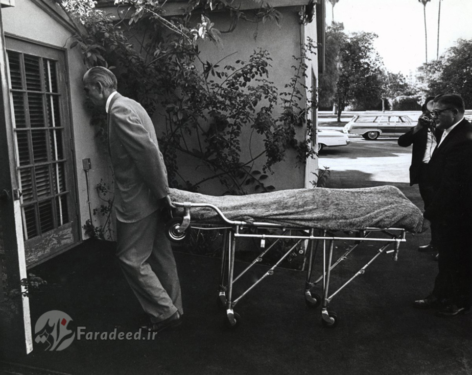 انتقال جسد مرلین مونرو از خانه او در لس آنجلس. آگوست 1962