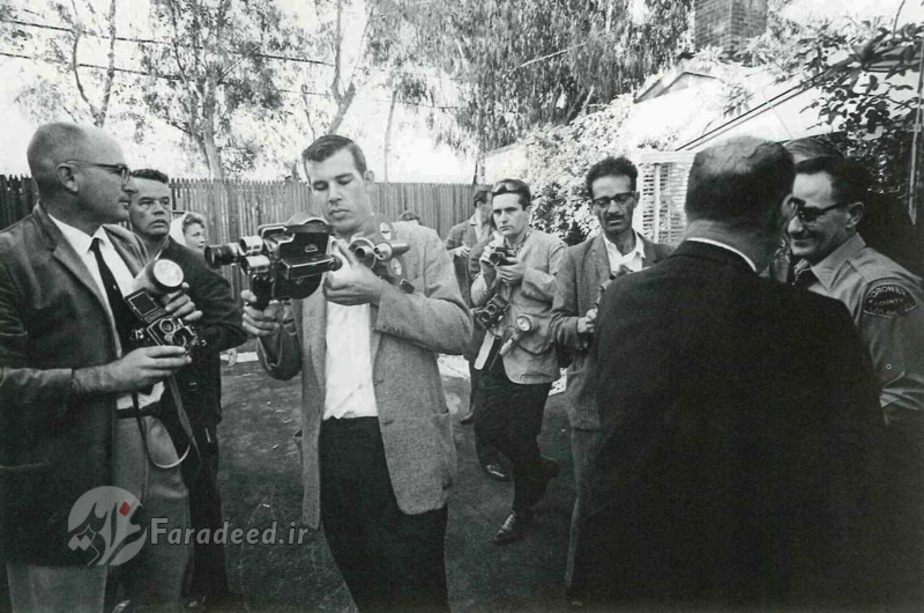 عکاسان و خبرنگاران بیرون خانه مرلین مونرو در حال پوشش خبری مرگ ستاره سینما. آگوست 1962